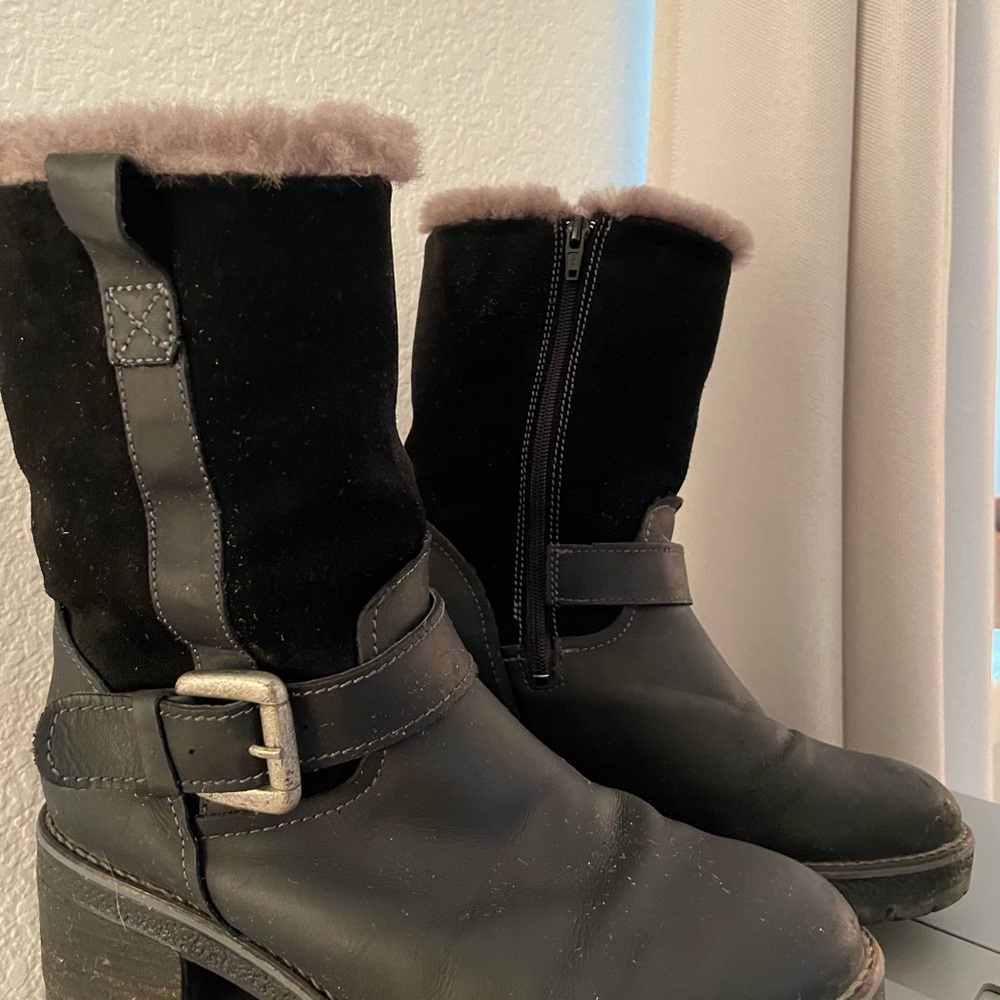 Overland Sheepskin Boots: Elegant Black Winter Boots with Fur Trim